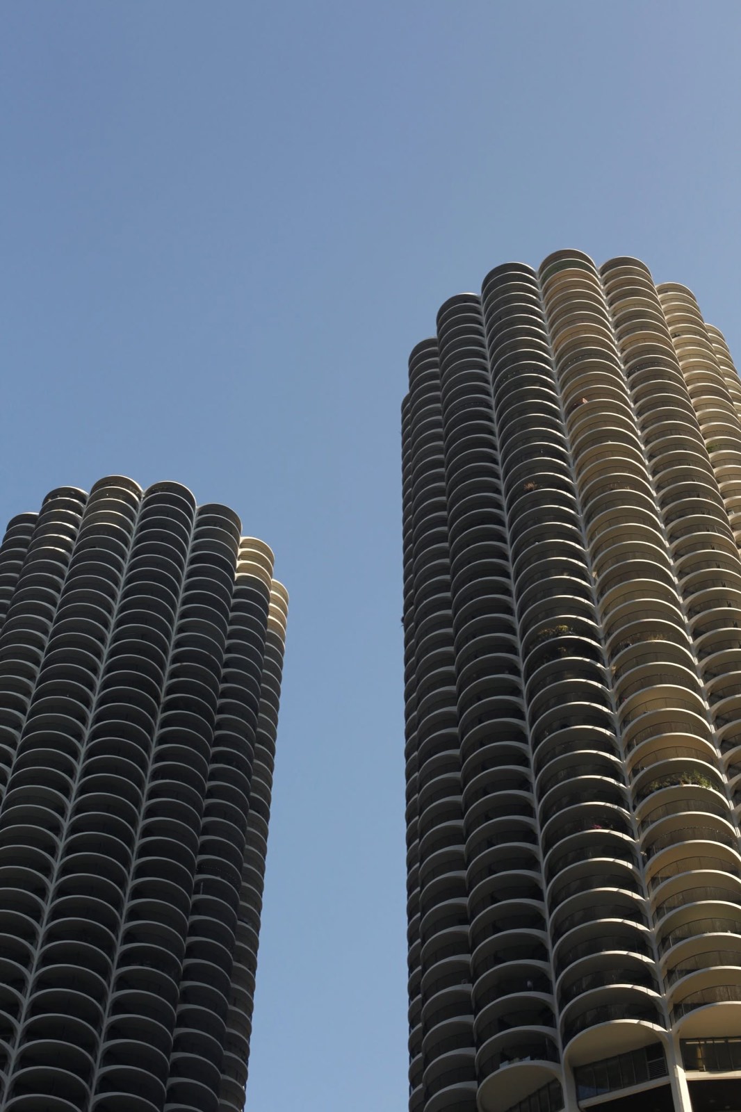 The twin corncob towers of Marina City in Chicago against a clear blue sky